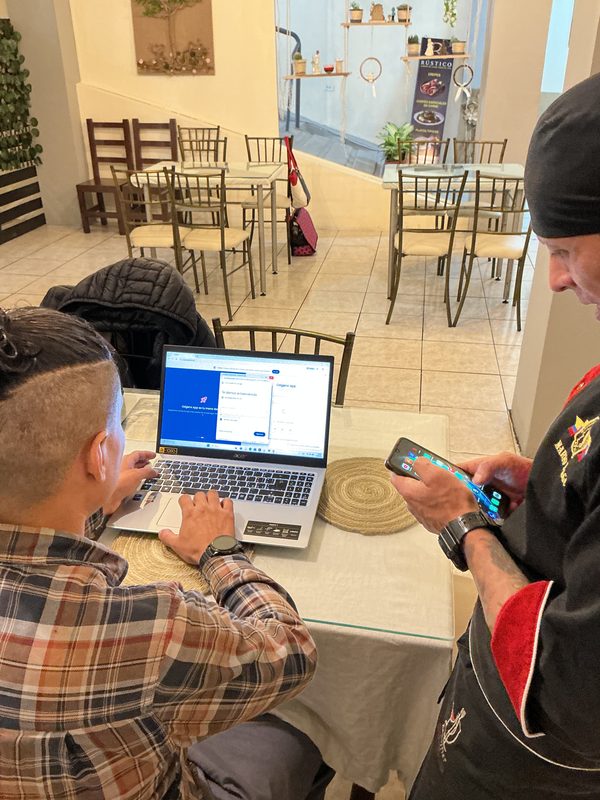 Sesión de asesoría de costos en restaurante con Oxígeno App, Ecuador
